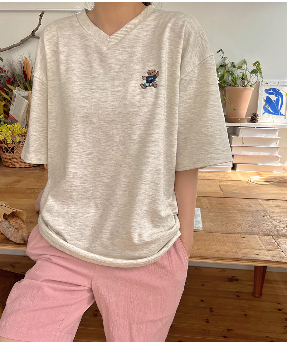 RIRINCO Ⅴネッククマ刺繍半袖Tシャツ