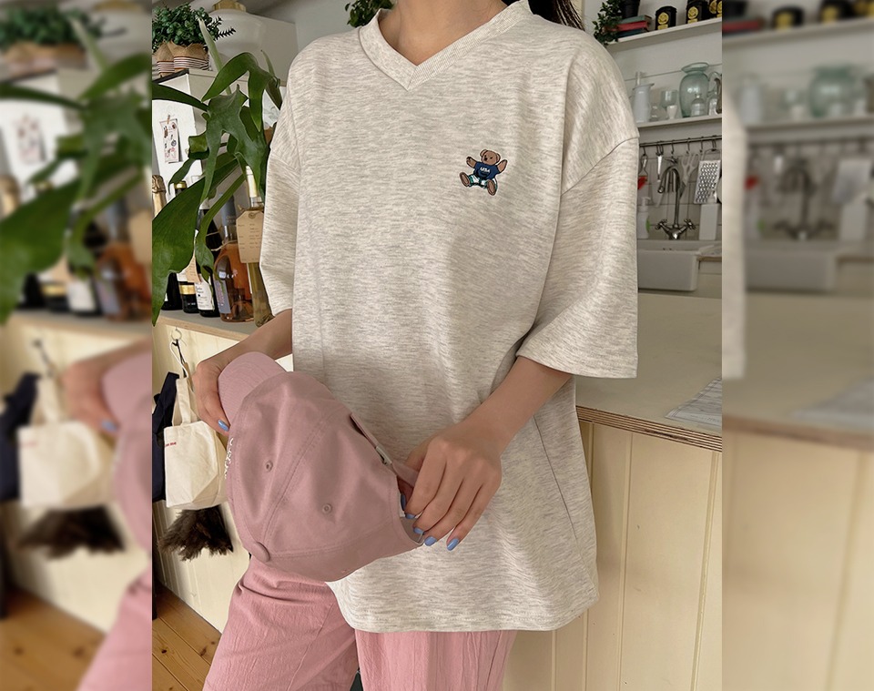韓国 Ⅴネッククマ刺繍半袖Tシャツ